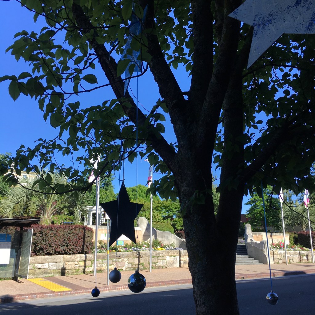 Christmas decorations with the Carrington Hotel in the background, Katoomba
